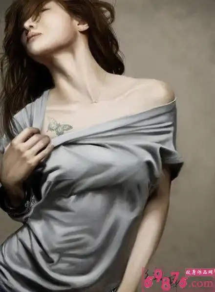 美艳女孩胸前蝴蝶纹身图片