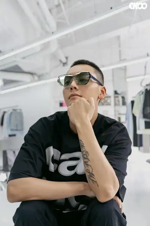 已涉足到服饰,配饰,家居生活中,几乎每个元素与单品,均有陈伟霆的