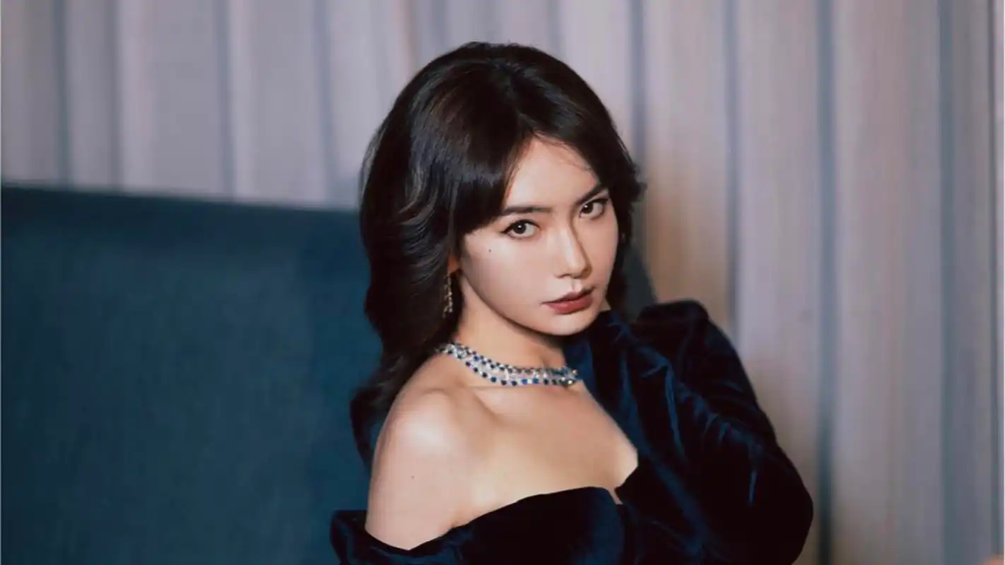 戚薇性感迷人写真桌面壁纸