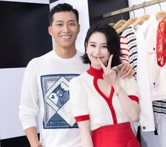 从何超莲的聊天记录来看,很显然是在内涵陈都灵,为男友窦骁鸣不平.