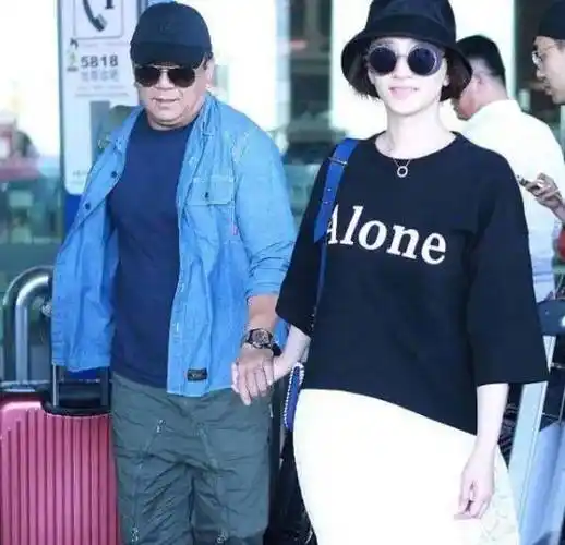 李小冉携老公度假归来,她打扮青春似学生,老公太油腻像爸爸辈