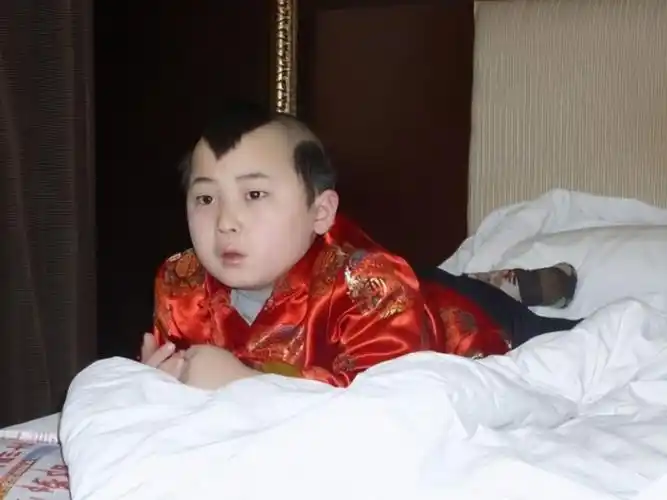 回顾邓鸣贺:6岁因登春晚成名,8岁因病离世,他的悲剧谁买单