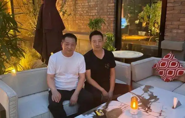 和具俊晔结婚的时候,很多人都说具俊晔长的特别像汪小菲的继父田益宾