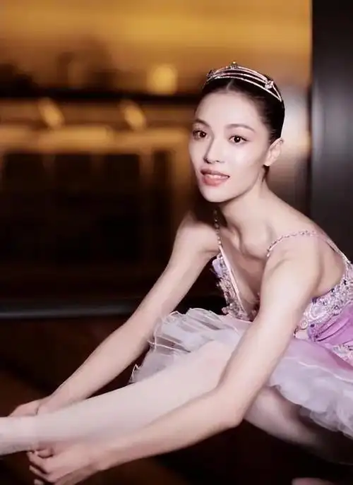 钟楚曦自从她出道以来就得到了冯小刚,成龙,洪金宝等人的大力支持,这