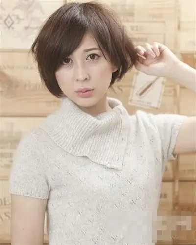 窄额头萌妹子示范 率真可爱短发造型