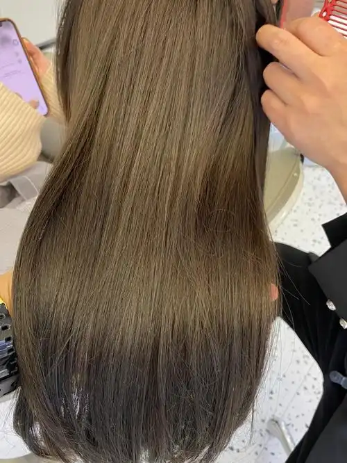 冷黑茶色显白发色 通透性和光泽感很耐斯,而且显得发质质感很好, 同时