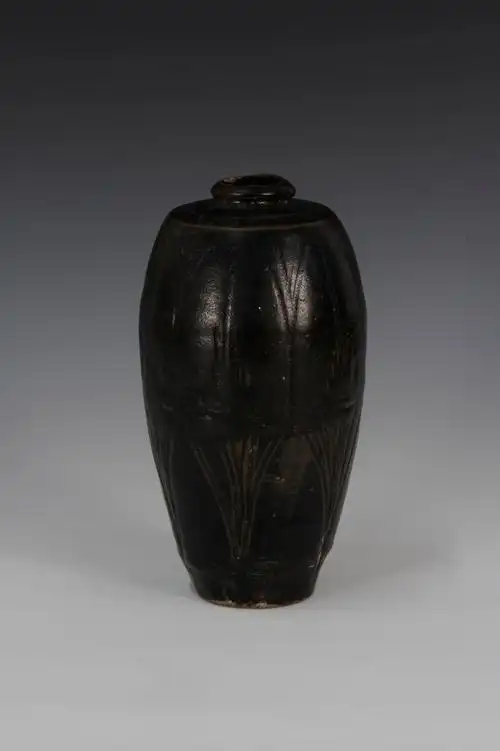 金代黑釉刻花梅瓶