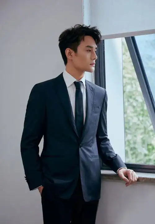 王凯一组写真,身穿西服套装绅士迷人,身姿挺拔