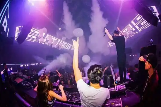 大型夜店现场dj打碟图片真要找学dj打碟的地方,先别管到哪学习,先找到