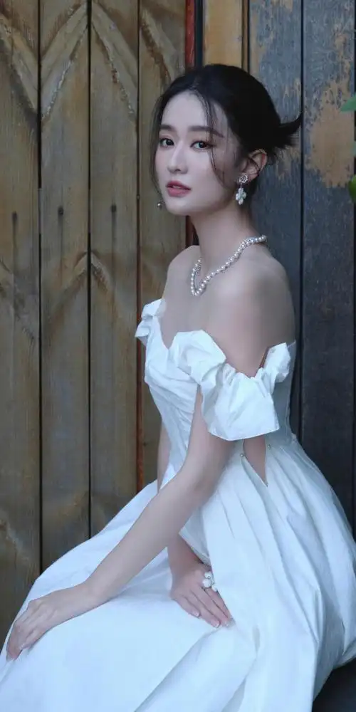 乔欣春日纸巾婚纱写真一袭白色一字肩纱裙是一眼沦陷的感觉