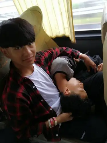 好有爱的大哥带小弟,忘记说了,躺着的是老大