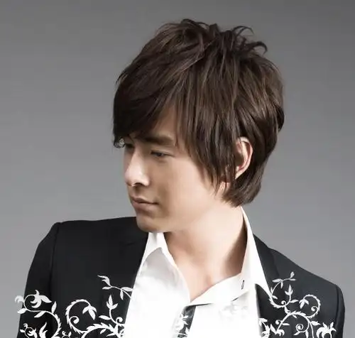 这几年,郑元畅凭借着《恶作剧之吻》等偶像剧在韩国走红,干干净净的脸