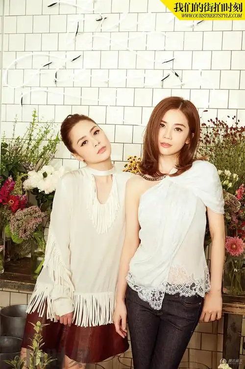 1/7腾讯娱乐讯 近日,曝光一组天后组合twins的纯白系列写真街拍