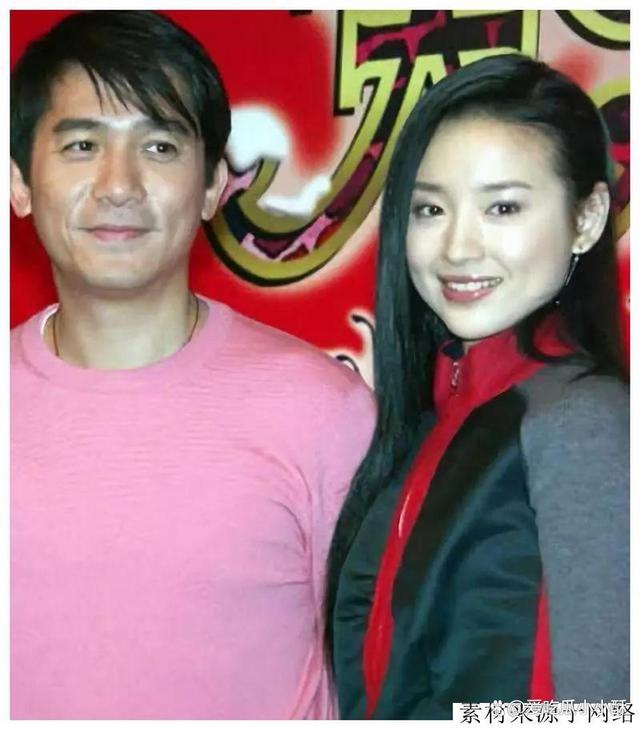 董洁是一位有着清纯玉女形象的演员,她曾经在春晚上与谢霆锋结婚,也