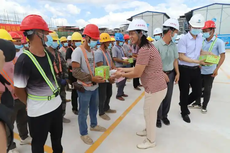 学校领导深入罗文校区二期工程建设项目工地开展高温慰问到工地炎炎