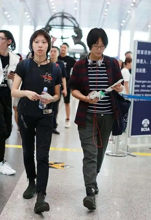 窦唯窦靖童窦唯基因太强大窦靖童和妹妹窦婧媛简直一个模子刻出来窦唯