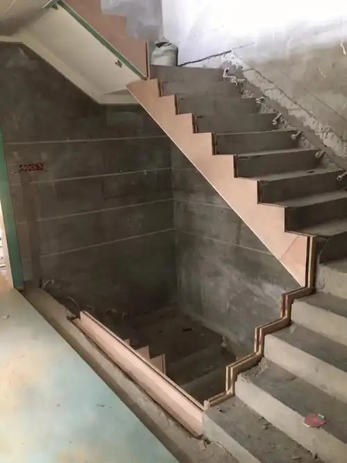 开放锯齿型玻璃扶手楼梯基础用多层板,意大利灰大理石踏板,扶手橡木