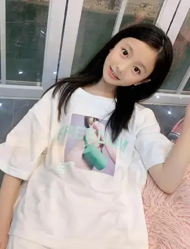 最美童星裴佳欣才11岁,就美得窒息,都可以做中国娃娃形象大使了