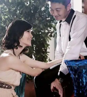 组图:刘孜怀孕挺大肚公开亮相 老公陪伴左右