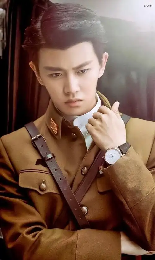 任嘉伦超话#令人心动的军装男神大赏#任嘉伦军装真的太飒了,一颦一笑