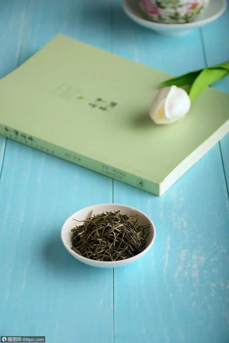 在桌子上的茶与书