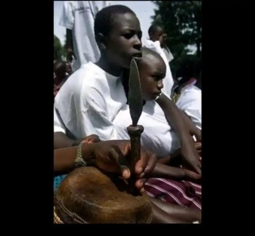 以表示女孩的贞洁比起我国古代的裹小脚,非洲部落的割礼简直是要女人