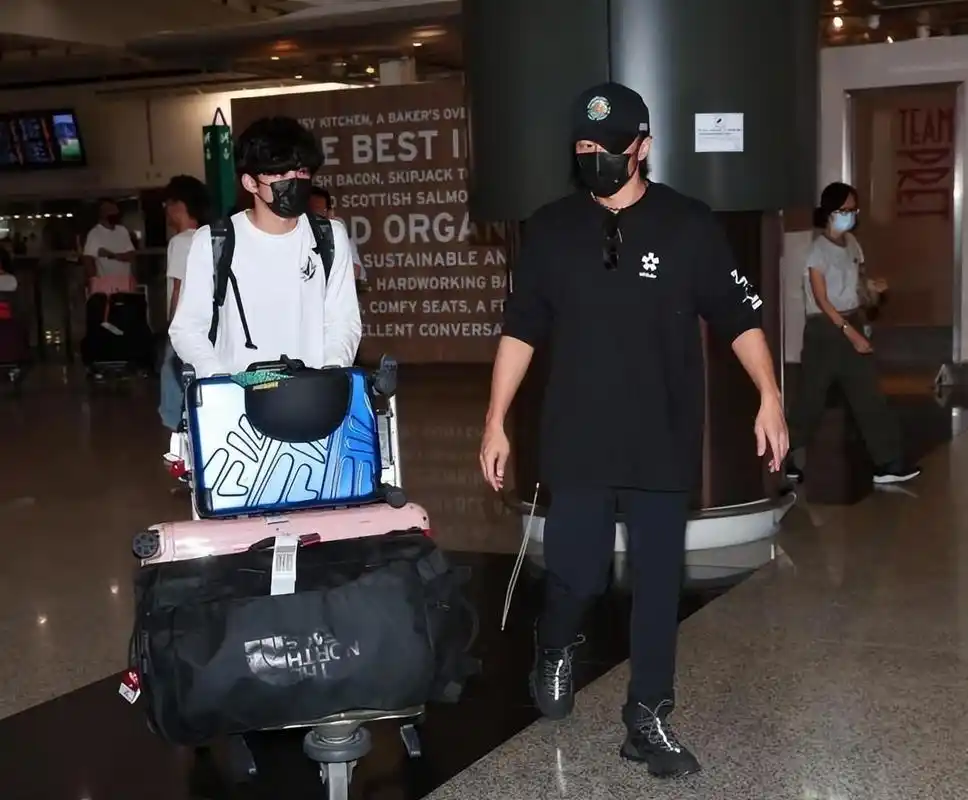 张柏芝前往澳洲是为了探亲,并没有与谢霆锋复合.谢霆锋将儿子送回香