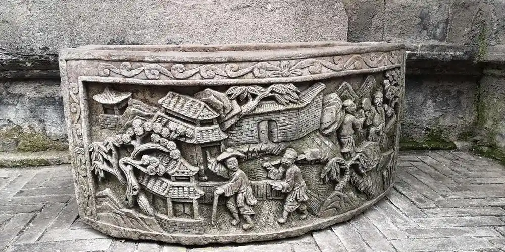 这是宽窄巷门口的一口石缼,那浮雕很有特色,很有时代感