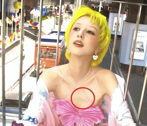 华晨宇女友瘦到病态穿吊带胸口伤痕明显网友绝配尊重祝福