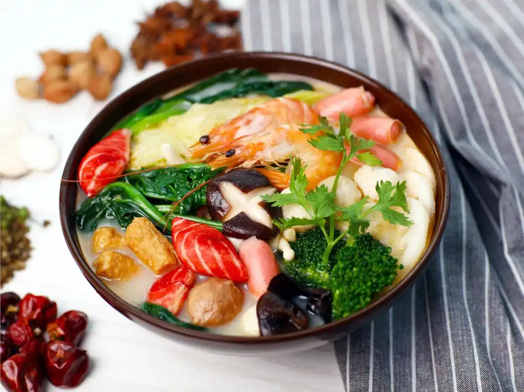 郁小树麻辣烫加盟时尚美食大好前景不容错过