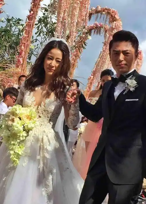 47岁林心如曾与导演同居8年,被闺蜜插足,与霍建华未婚先孕结婚_唐季礼