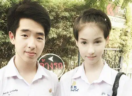 而yuri一直把男校音乐社的社长no当作男朋友,这四个人相互都认识