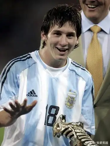 梅西最想删除的记忆?18岁时上节目被群男骚扰后,一脸苦笑 无助