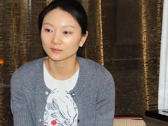 但是他们的第一个孩子出生时,因为陈婷还并没有过二十岁生日,也意味着