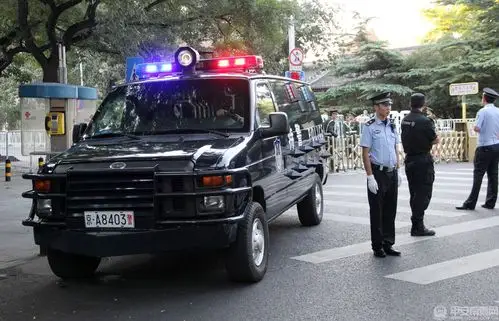 特警的警车上警灯闪烁