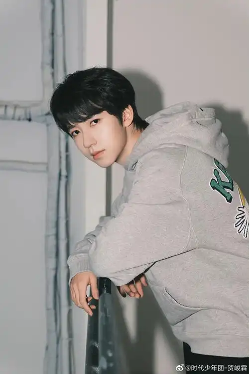 贺峻霖北京机场出发,全黑造型好酷 黑色渔夫帽搭配黑色面包服