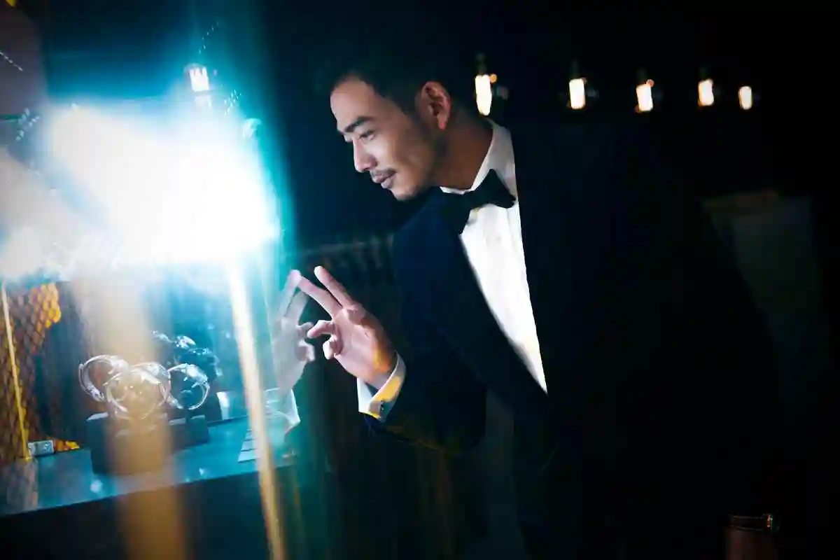 杨烁"正装杀"亮相 显超高时尚力与商业价值