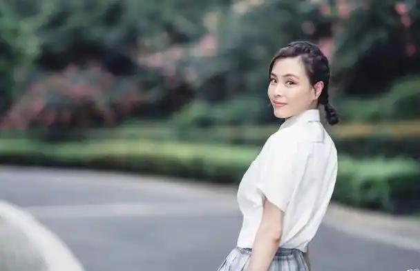 吴敏霞白色牛仔裤(35岁的吴敏霞皮肤白皙)(7)