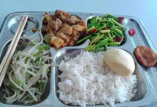 晒晒工厂复工上班后的第1餐:还是老味道,同事:吃饭方式很特别_网易