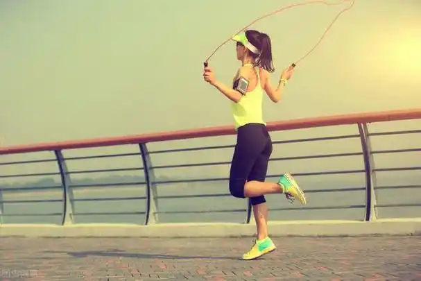 饭后休息至少半小时后才能进行跳绳运动,中老年人跳绳身体条件允许的