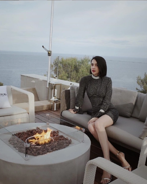 sara legge泰英混血,身材高挑穿衣时尚,一颦一笑都充满性感