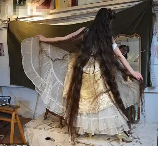 现实版"长发公主"!14年不剪1月1洗,女子长发拖地超1米8