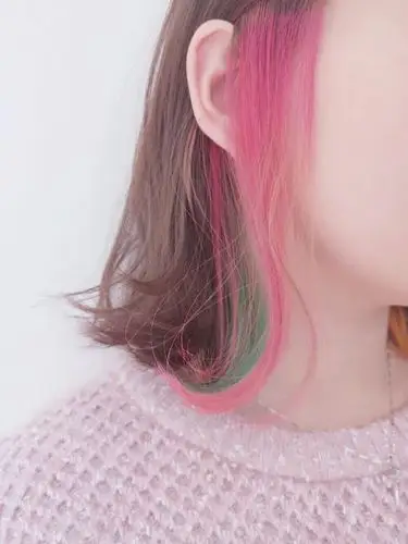 没敢全漂,染了一缕挂耳染 头发放下来的时候完全看不到 别到耳后粉毛