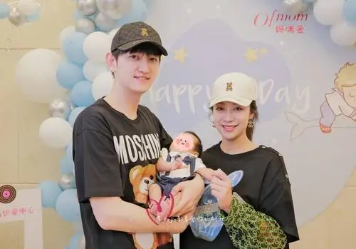 1/6搜狐娱乐讯 19日,演员马可的老婆王丹妮分享了宝宝满月宴照.