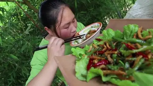 陈说美食2斤尖椒加1斤牛肉胖妹做最辣下饭菜搭配蚕豆鸡蛋