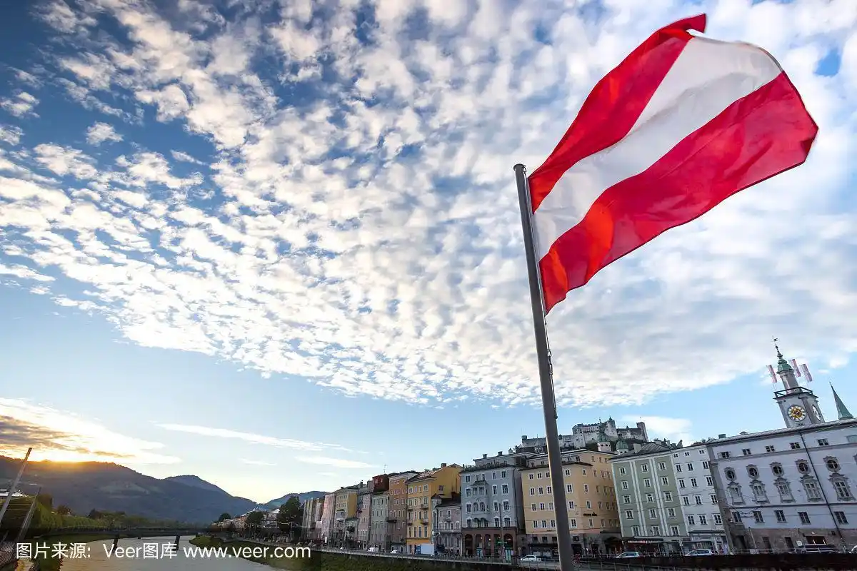 奥地利国旗在历史悠久的萨尔茨堡城市景观