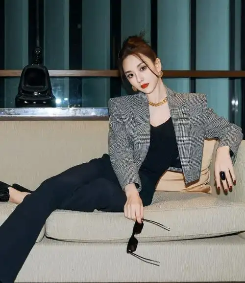 方媛现身活动搭配大牌明星范儿气质超好露纤腰秀好身材