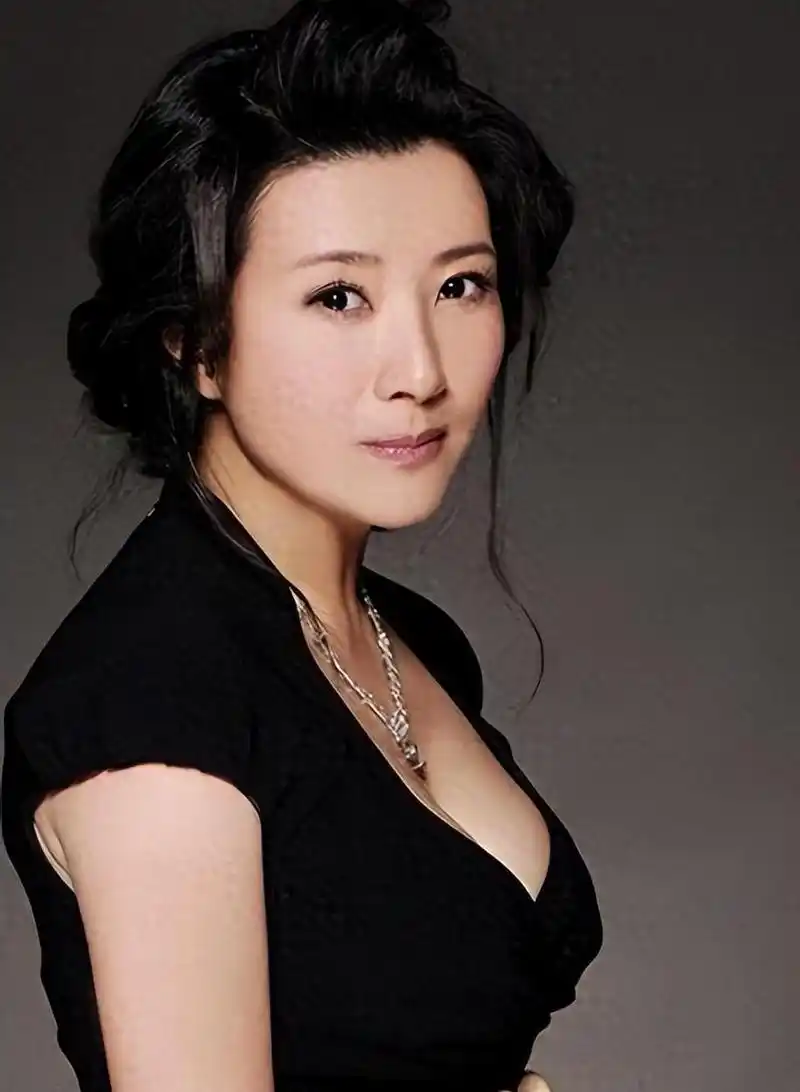 国家一级演员王静:身材傲人长相佳,至今零绯闻,60岁婚姻却成迷