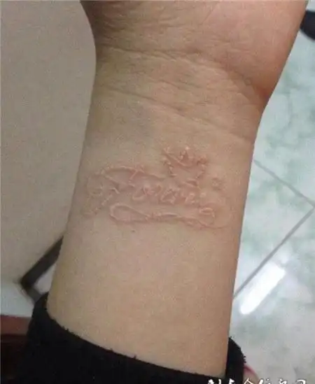 超炫酷手腕女生割肉英文纹身图案