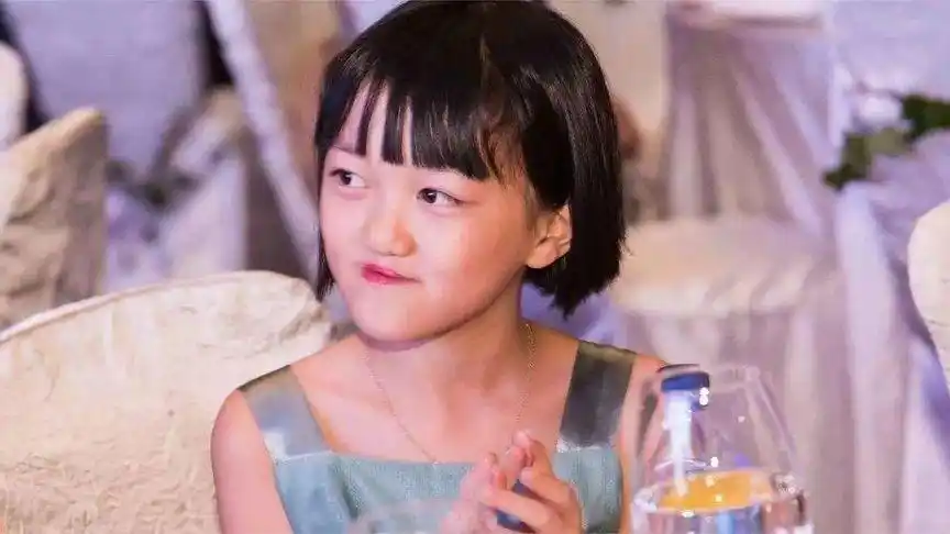 王菲女儿同母不同命,李嫣国外留学一年花百万,窦靖童走路回家